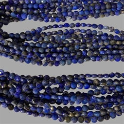 Flade runde Lapis Lazuli perler. De måler ca. 4 x 2,5 mm Der er ca. 95 perler på strengen der er 40 cm. lang.